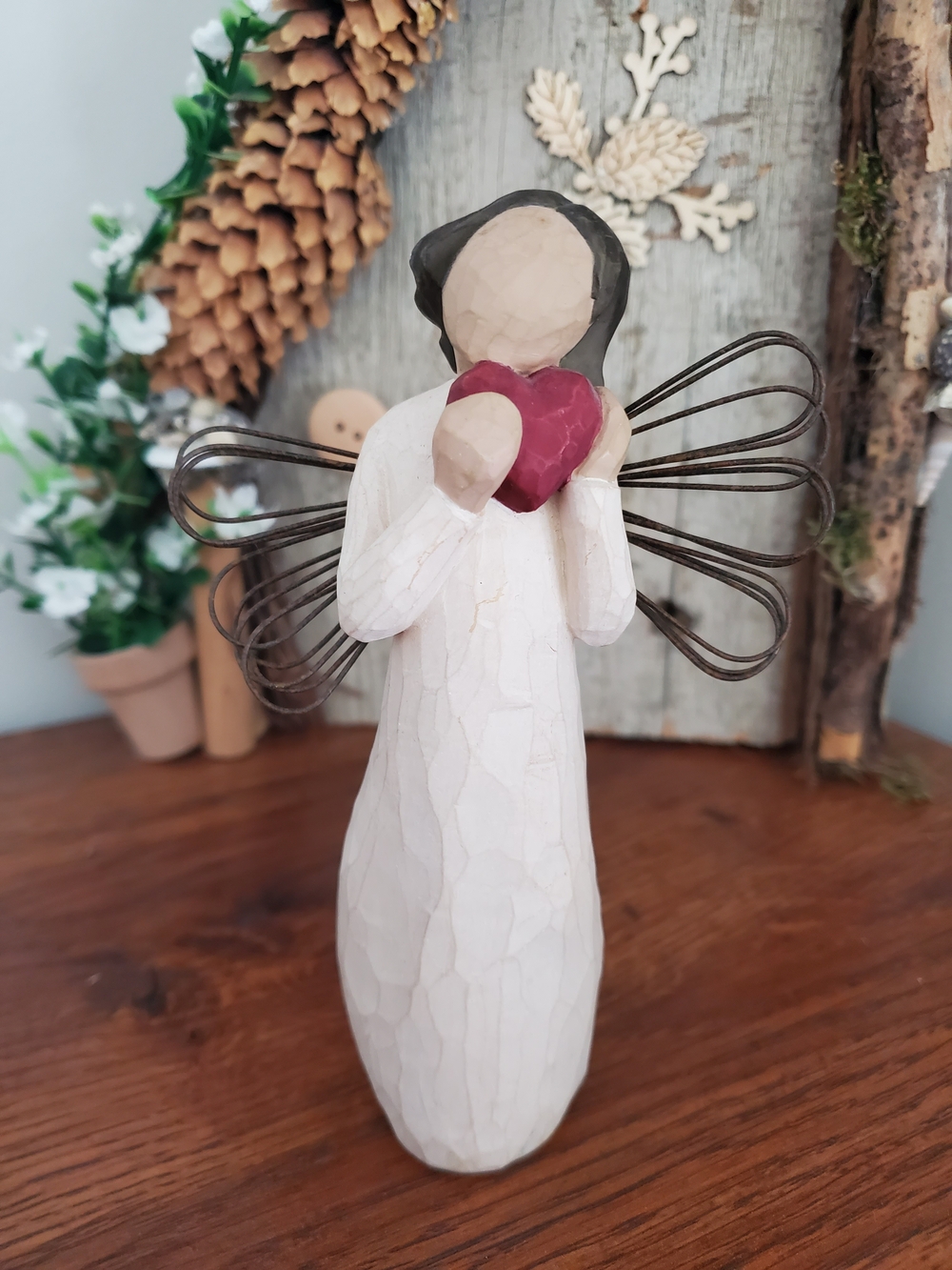 Willow Tree - Angel of the Heart 2000 - Girl Angel Holding Heart